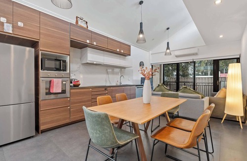 Pyrmont Condo | 4BR| Step to light rail | 9 min to DarlingHarbour