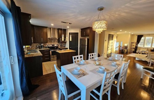 Brossard House | 4BR Townhouse 5-Min to DIX30 20-Min to Downtown