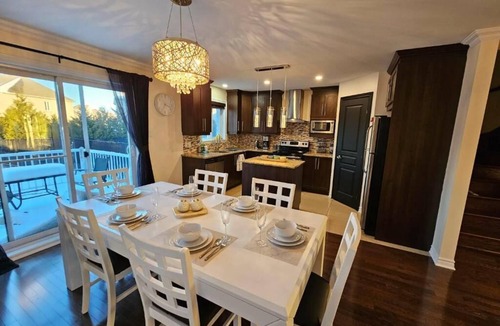 Brossard House | 4BR Townhouse 5-Min to DIX30 20-Min to Downtown