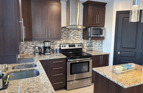 Brossard House | 4BR Townhouse 5-Min to DIX30 20-Min to Downtown