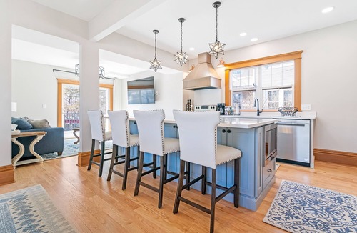 Cedar Falls House | 4BR Upscale Family Retreat Near UNI, Sleeps 13