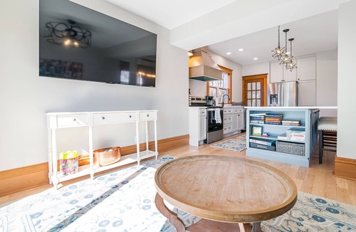 Cedar Falls House | 4BR Upscale Family Retreat Near UNI, Sleeps 13