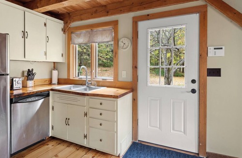Moscow House | 4BR Vermont Cabin w/Fireplace, A/C, & Grill