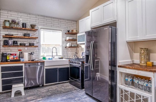 North Oak Park House | 4BR Victorian Walk to UC Davis & Shriner Med Cen