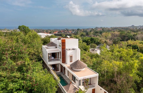 Ungasan Villa | 4BR Villa Uluwatu | Pool | 7 min to Melasti Beach | Rooftop Bar | Sunset Views |