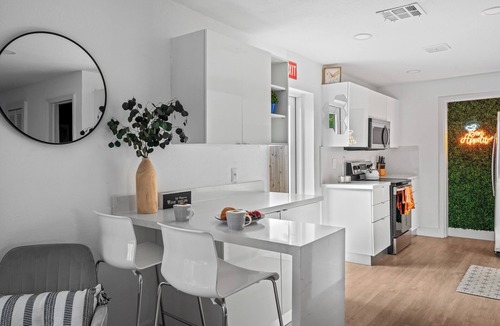 Central Oakland Park House | 4BR Volley ball, minigolf, bowling, private beach, ping pong, arcade games &more