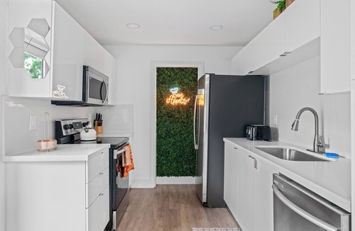 Central Oakland Park House | 4BR Volley ball, minigolf, bowling, private beach, ping pong, arcade games &more
