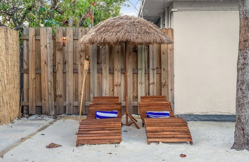 Central Oakland Park House | 4BR Volley ball, minigolf, bowling, private beach, ping pong, arcade games &more