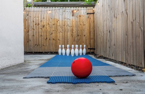 Central Oakland Park House | 4BR Volley ball, minigolf, bowling, private beach, ping pong, arcade games &more