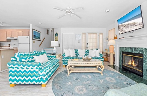 South End Condo | 4BR w/2 Balconies A/C WiFi Steps to Beach