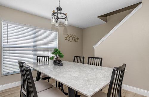 Lake Berkley House | 4BR w Heated Pool near Disney & Lake - Sleeps 10