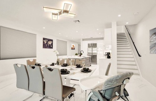 Colee Hammock House | 4BR w htd Pool Walk to Las Olas 5mins to Beach