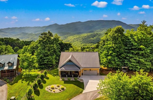 Walland Cabin | 4BR w/Incredible Views! Hot Tub*Privacy!