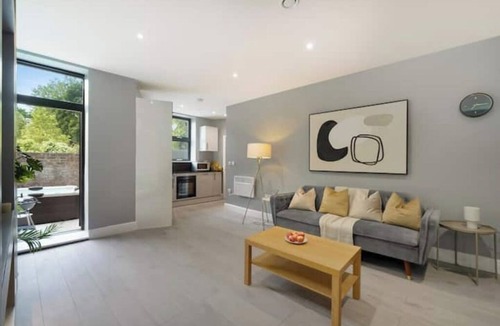 Northumberland Park Apartment | 4BR w/Jacuzzi, Garden & Parking
