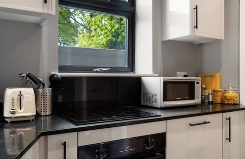 Northumberland Park Apartment | 4BR w/Jacuzzi, Garden & Parking