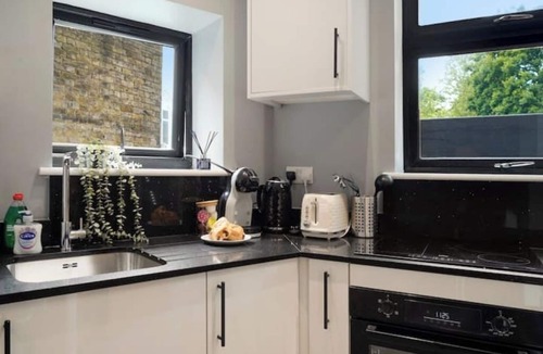 Northumberland Park Apartment | 4BR w/Jacuzzi, Garden & Parking