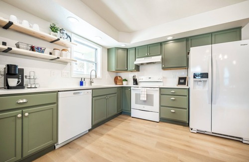 Palmer Lake House | 4BR Walk to Lake & Restaurants - Dog-Friendly Home - Game Room & Fire Pit