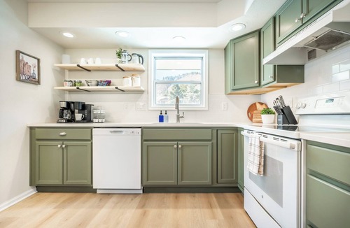 Palmer Lake House | 4BR Walk to Lake & Restaurants - Dog-Friendly Home - Game Room & Fire Pit