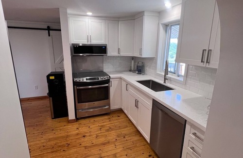 Waupoos House | 4BR Water View Bungalow | Smith Bay ViewsnSTA Licence Number 2021-0078 R3