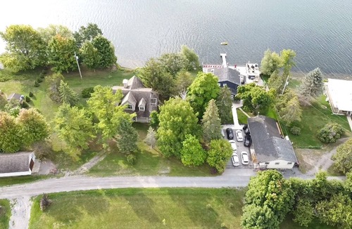 Waupoos House | 4BR Water View Bungalow | Smith Bay ViewsnSTA Licence Number 2021-0078 R3