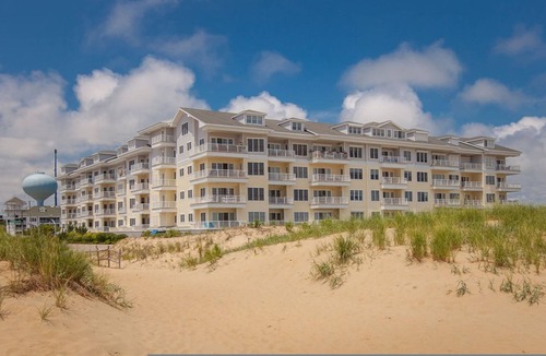Sandbridge Apartment | 4BR Waterfront Penthouse Pool Views
