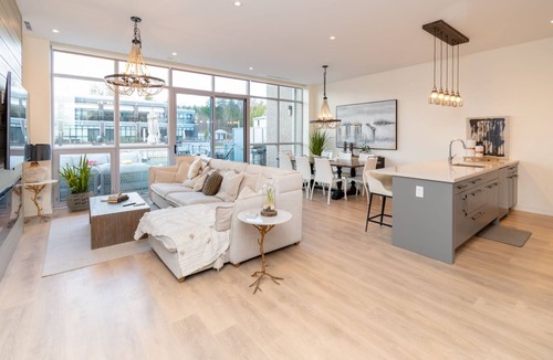 Innisfil House | 4BR Waterfront Townhome + HotTub