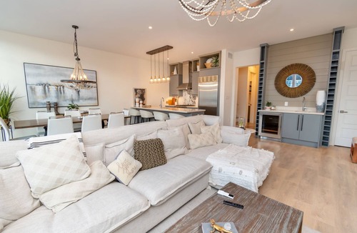 Innisfil House | 4BR Waterfront Townhome + HotTub