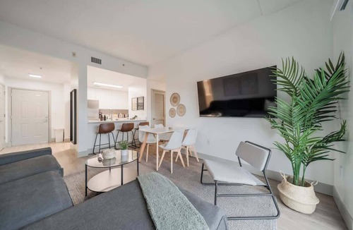 Charlotte Center City Apartment | 4BR with Balcony and City View + Parking