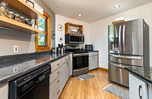 Murphysboro House | 4MasterSuites Wine, Wellness, Retreat