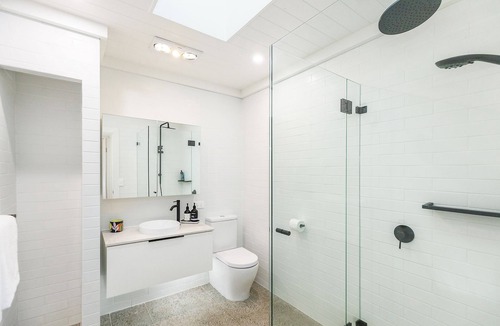 Macmasters Beach House | 4min Walk to the Beach