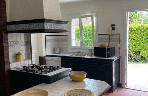 Varaville House | 4mn-sea-Cabourg 16p. gîte heated pool, fireplace, ping pong table etc.