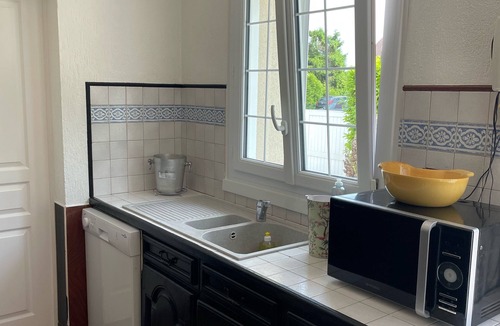 Varaville House | 4mn-sea-Cabourg 16p. gîte heated pool, fireplace, ping pong table etc.