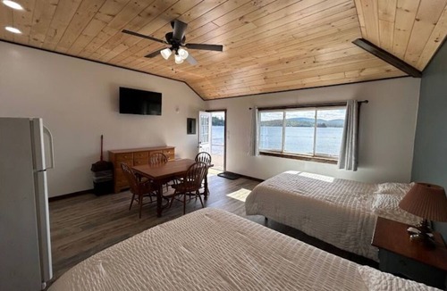 Town of Webb Hostel | 4th Lake Beachside Room @ Eagle Bay Village