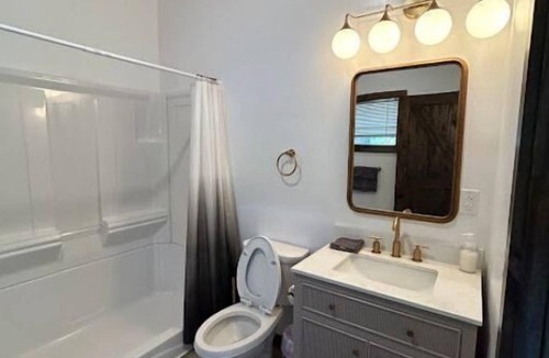 Town of Webb Hostel | 4th Lake Beachside Room @ Eagle Bay Village