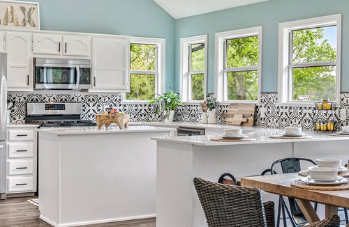 Wills Point House | 4th Nt Free! Waterfront Bungalow! Dock | Kayaks