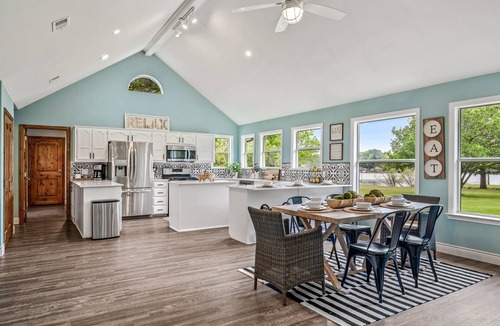 Wills Point House | 4th Nt Free! Waterfront Bungalow! Dock | Kayaks