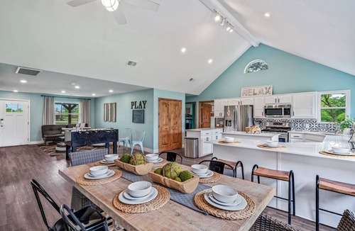 Wills Point House | 4th Nt Free! Waterfront Bungalow! Dock | Kayaks