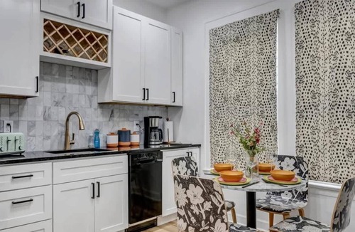 Urban Core Apartment | 4x Adorable Side by Side Apts - Sleeps 18!