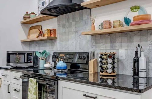 Urban Core Apartment | 4x Adorable Side by Side Apts - Sleeps 18!