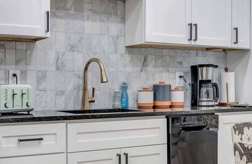 Urban Core Apartment | 4x Adorable Side by Side Apts - Sleeps 18!