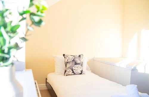 Ely Apartment | 4x Bed Elegant Home with Parking