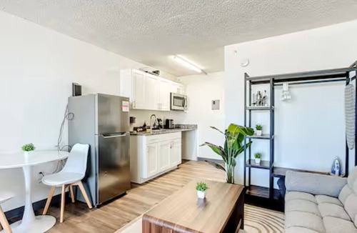 Hollyford Apartment | 5-202 Breakwater