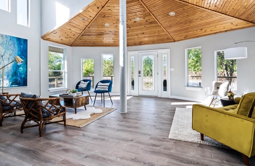 Austin House | 5 Acre Country Retreat | Hot Tub + Pool + 2 Primary Suites | Great 4 Gatherings