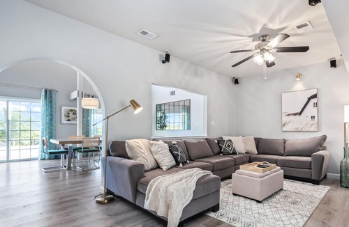 Austin House | 5 Acre Country Retreat | Hot Tub + Pool + 2 Primary Suites | Great 4 Gatherings