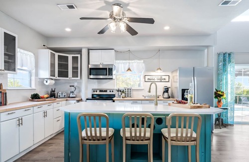 Austin House | 5 Acre Country Retreat | Hot Tub + Pool + 2 Primary Suites | Great 4 Gatherings