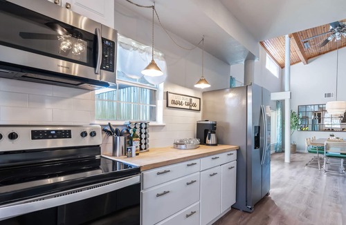 Austin House | 5 Acre Country Retreat | Hot Tub + Pool + 2 Primary Suites | Great 4 Gatherings