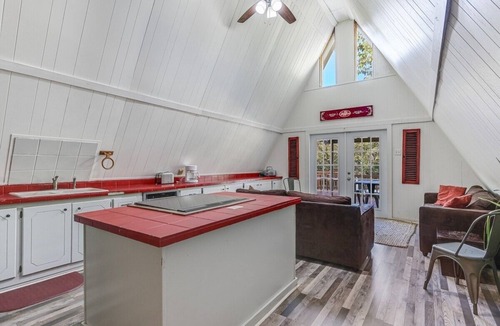 Belton House | 5 acre Retreat Waterfront! Kayaks, Disc golf +