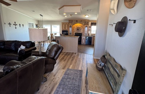Colorado City House | 5 Acre West Texas Retreat -3 Miles From Highway - Plenty of Truck Parking