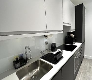 Runnymede House | 5 Aviv Place