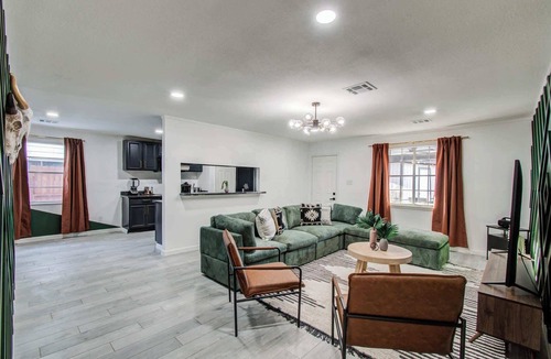 Southbelt/Ellington House | 5-BD,2-BA Tranquil Retreat ft Jacuzzi & Playground